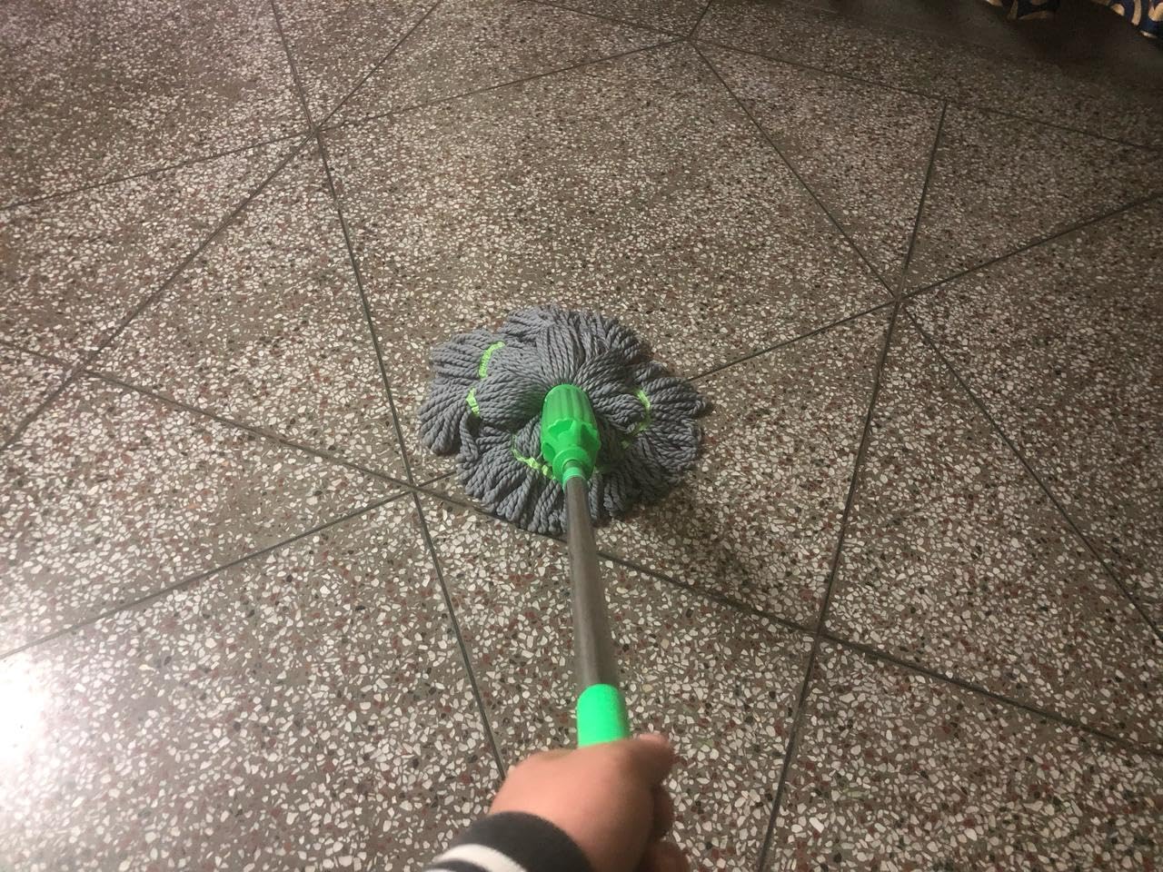 Self-twisting Mop